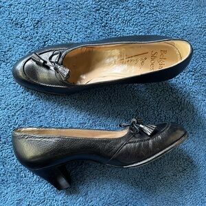 VTG 7.5 💕 Belgian Shoes - 2” black leather loafer pumps w/ tassels — 60s? 70s?